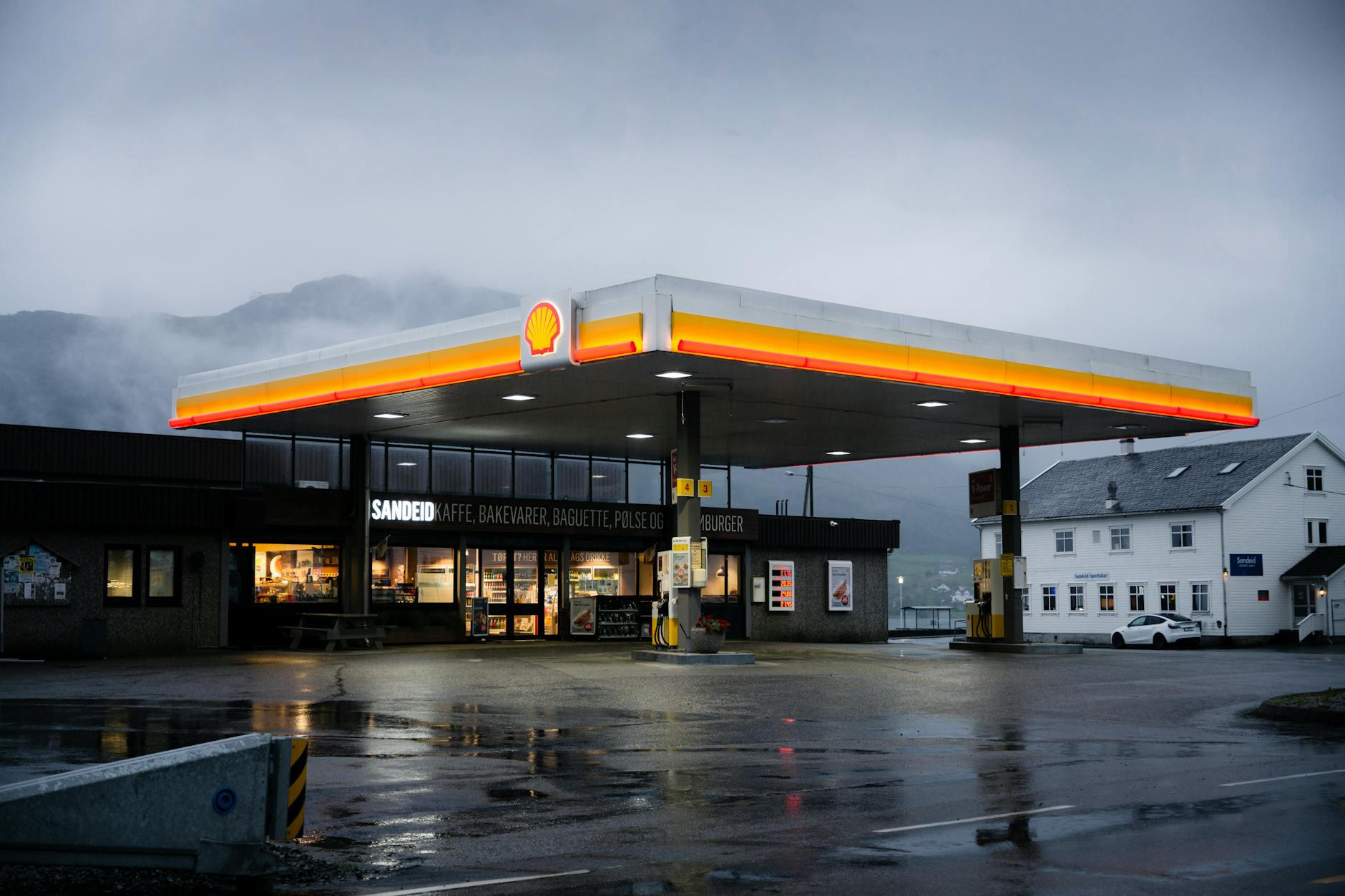 Alimentation Couche-Tard Inc A (ATD.TO) Rises 2.5% After Strong Earnings Report