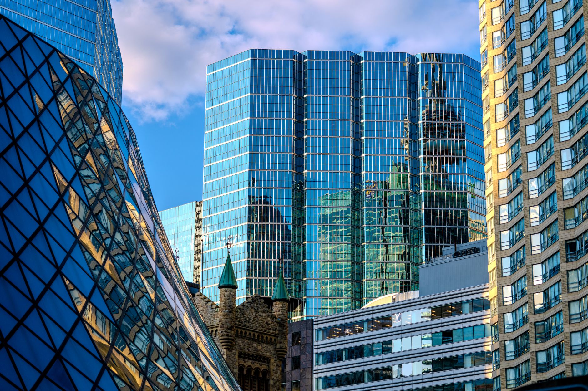 Why VersaBank stock is tanking today