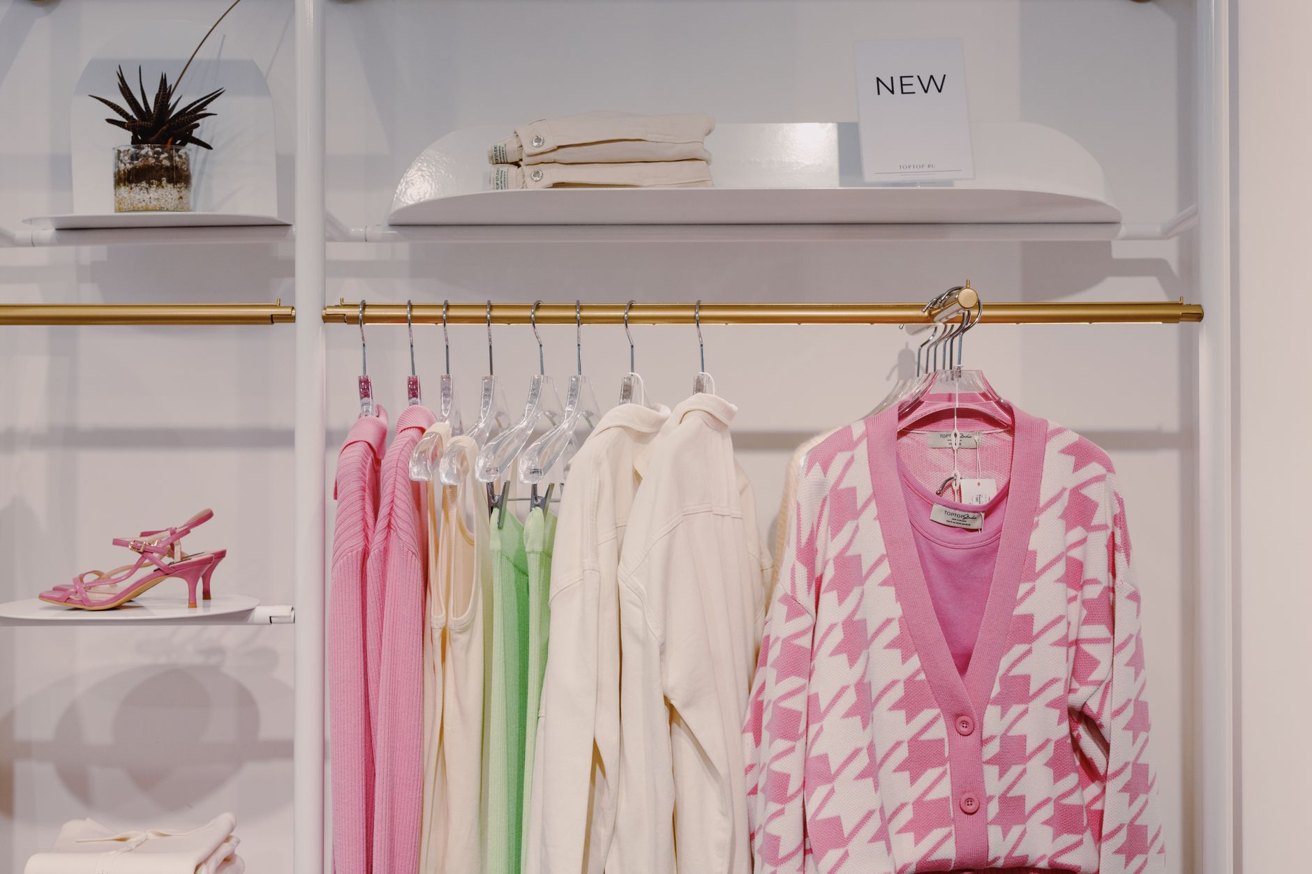 Why Aritzia Inc stock is gaining today